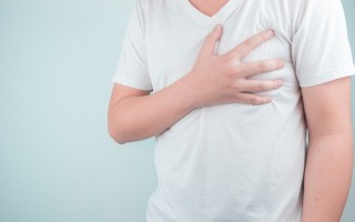心口窝正中间疼是怎么回事，胸口正中间疼先排查这几个问题
