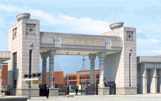 浙江万里学院学费多少钱一年：32000-58000元/年（2025填报参考）