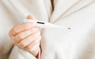 38度要盖被子还是散热，发烧时这样护理更舒服