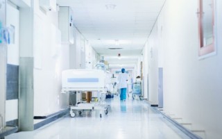 三十多岁新手宝妈带娃急出满头白发 时常情绪崩溃却无处宣泄