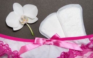 刚来月经颜色黑褐色是什么原因？ 初潮期正常 青春期特点 注意事项【刚来月经颜色黑褐色怎么调理】