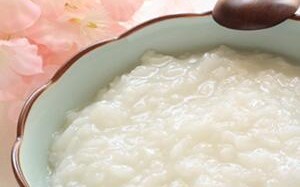 菊花大枣枸杞粥防秋燥补气血 秋季养生喝菊花大枣枸杞粥补气血