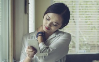 颈椎病会引起哪些不适症状？这些表现你可能天天有【颈椎病会引起哪些不适症状怎么治疗】