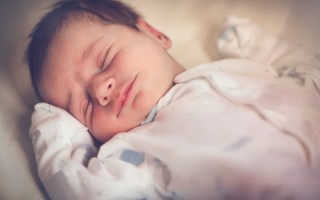 22点和23点睡觉差距到底有多大？世界睡眠日，这些睡眠真相别再忽视【22点睡觉的好处】