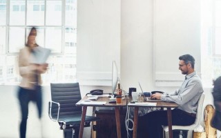 老板办公室办公桌顶着会议桌，对办公氛围和效率有啥影响？